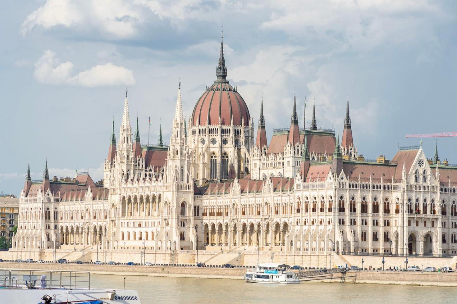 Apartment Lovely Designer With Stunning Parliament View Budapest